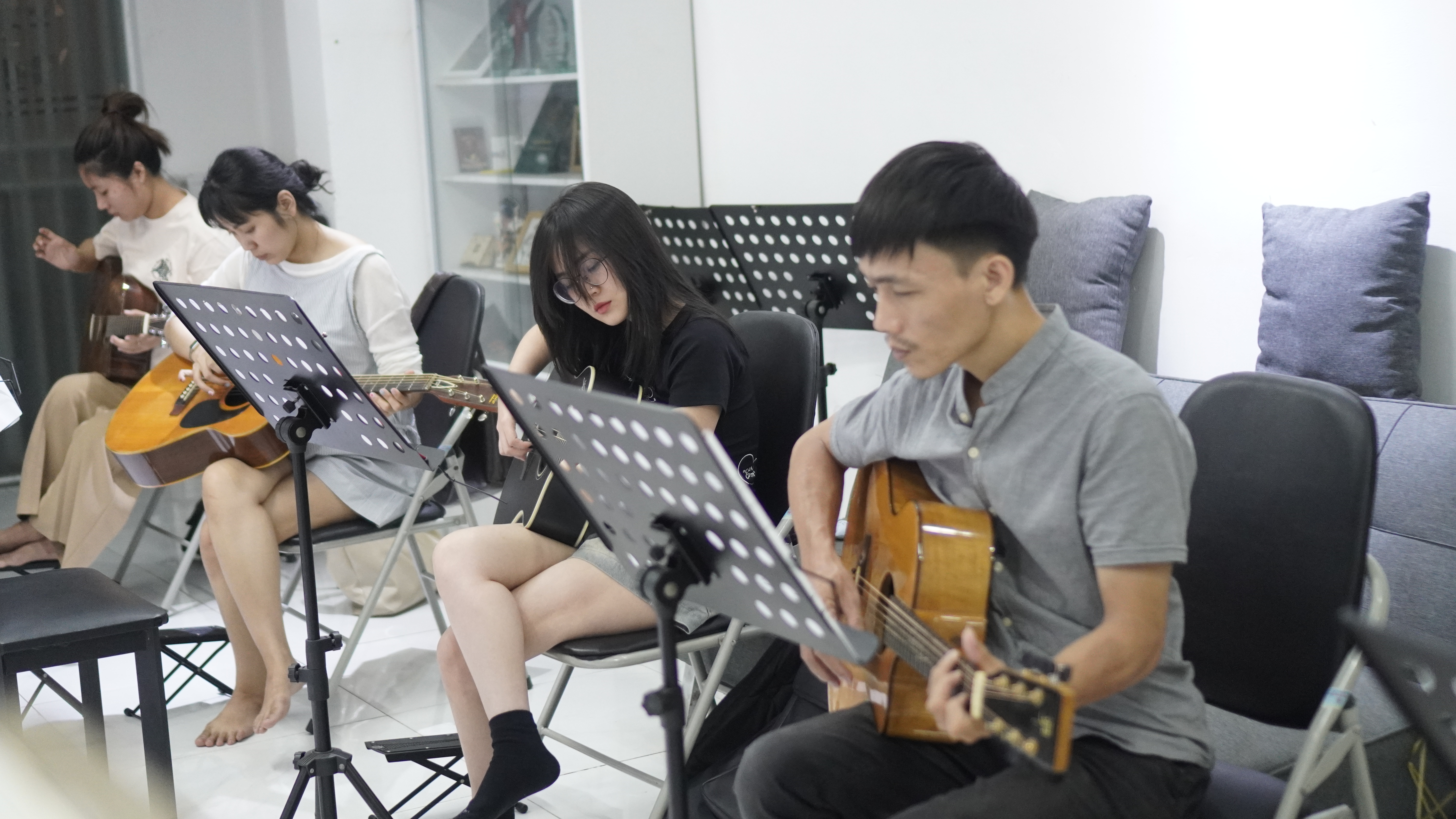 Lớp học Alien Music - Học viên tập luyện